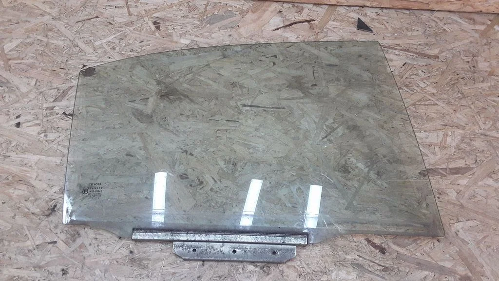 Rear door window glass E643R00048