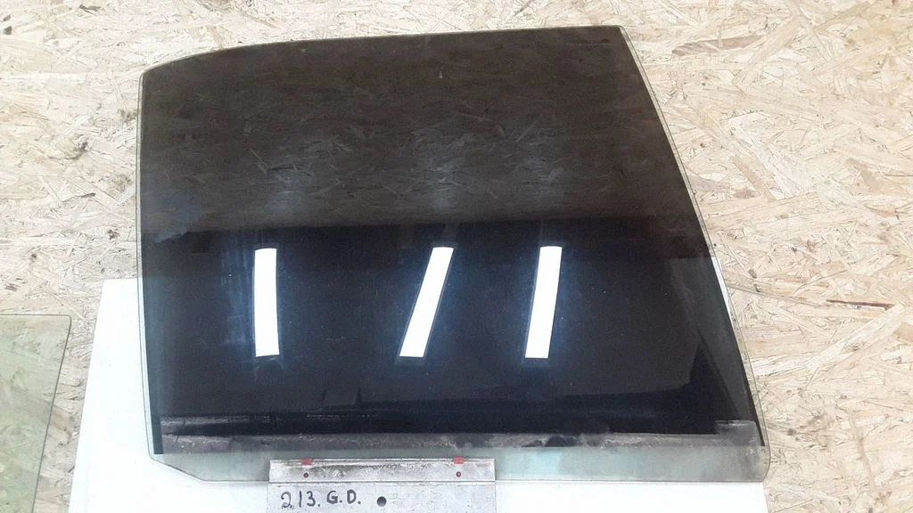Rear door window glass E143R001057
