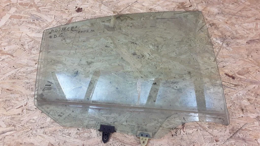 Rear door window glass E343R00049