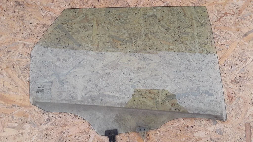 Rear door window glass E643R00049