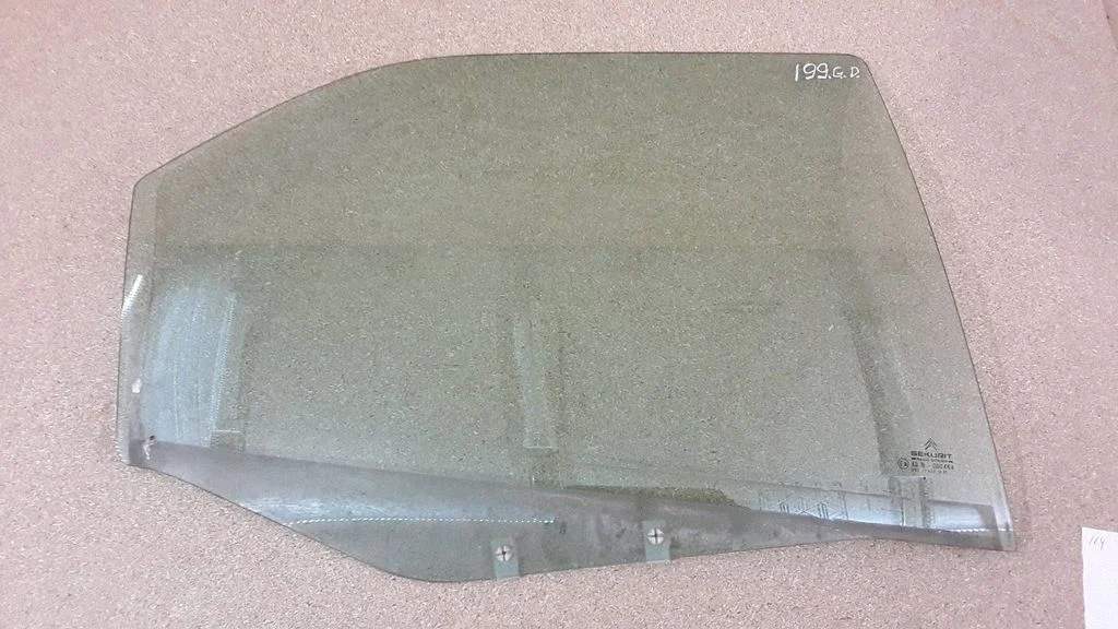 Rear door window glass E243R000464