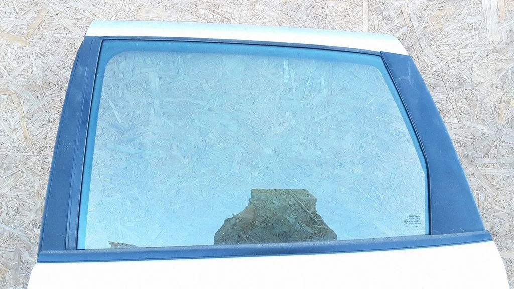 Rear door window glass E943R000015