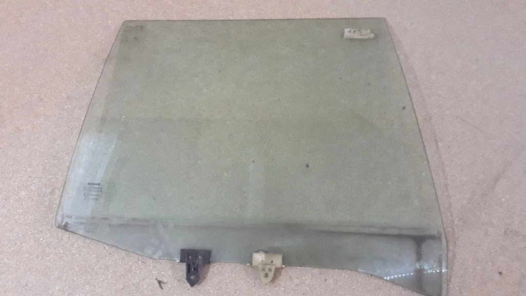 Rear door window glass E1143R00003