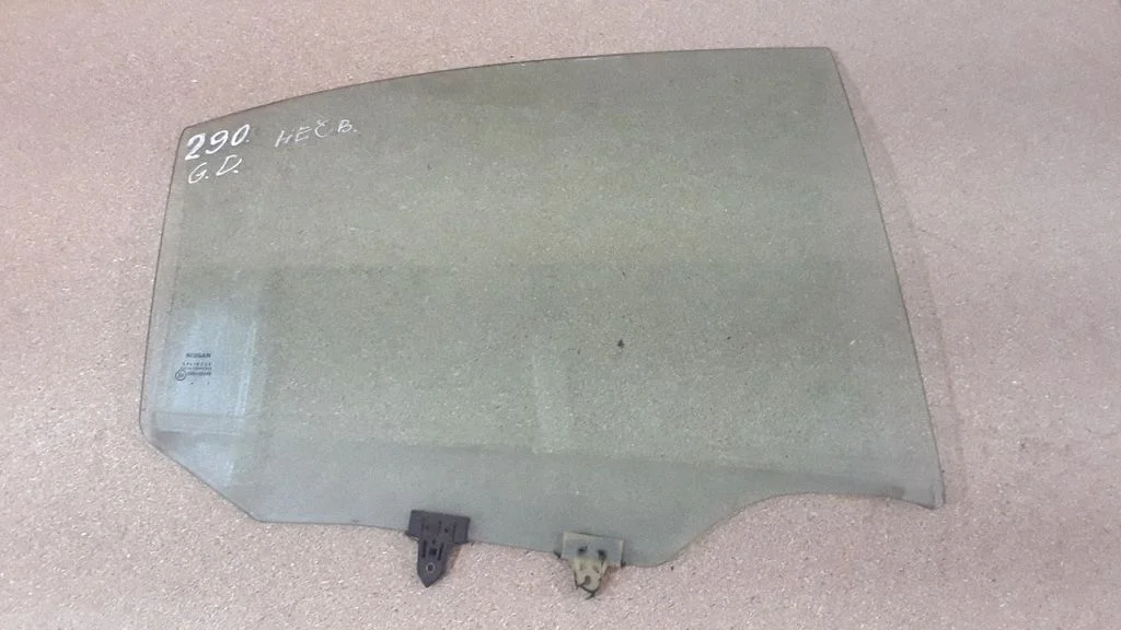Rear door window glass E643R00049
