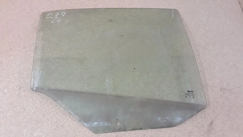 Rear door window glass E243R007022