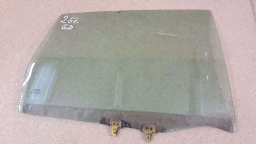 Rear door window glass E943R000015