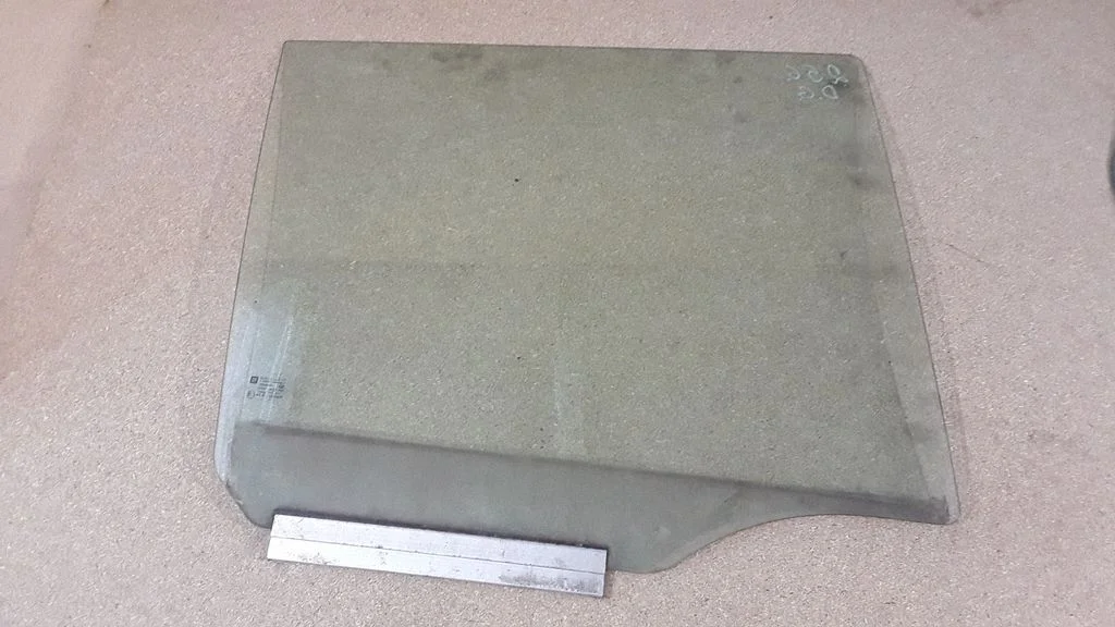 Rear door window glass E143R001025