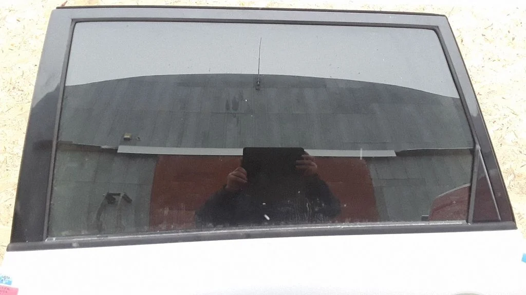 Rear door window glass E643R00033