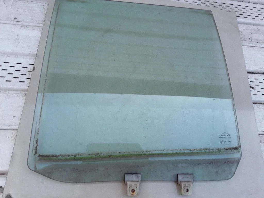 Rear door window glass E643R00082