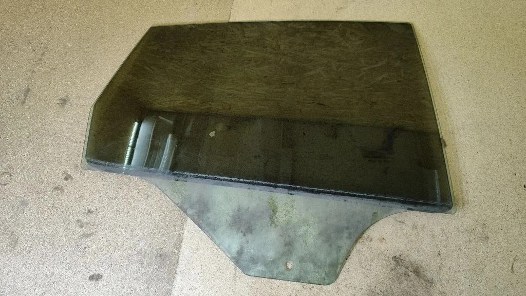 Rear door window glass E943R000015