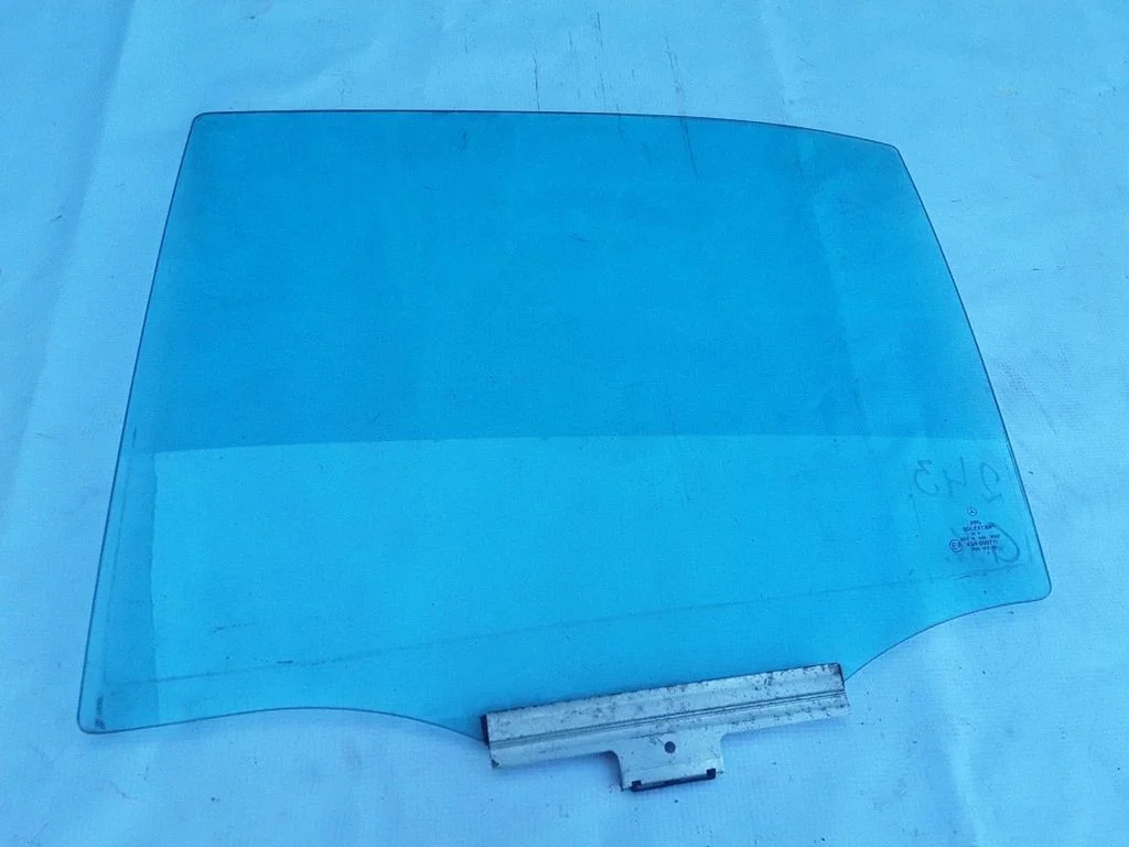 Rear door window glass 43R000711