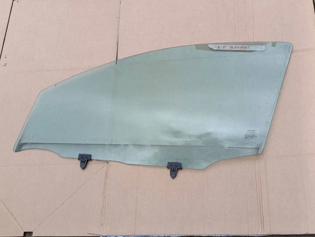 Front door window glass four-door 43R001582