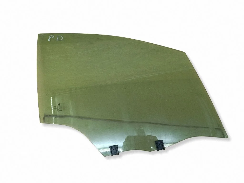 Front door window glass four-door E000189