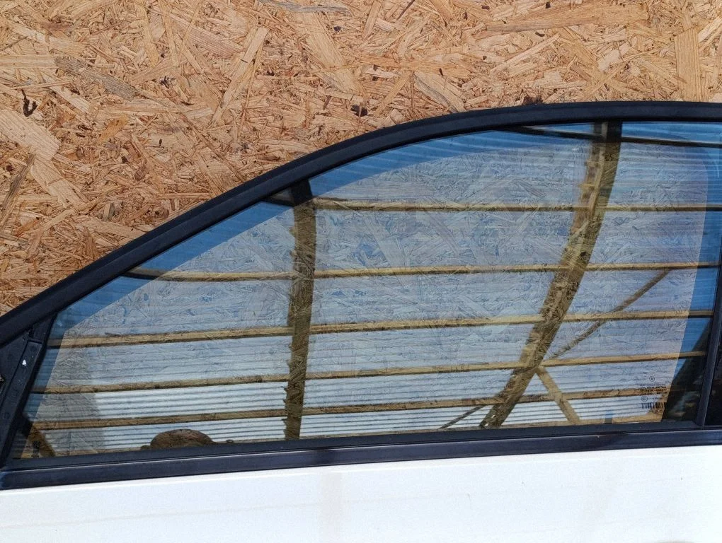 Front door window glass four-door – Mercedes-Benz E-Class W212 (2009-2016)