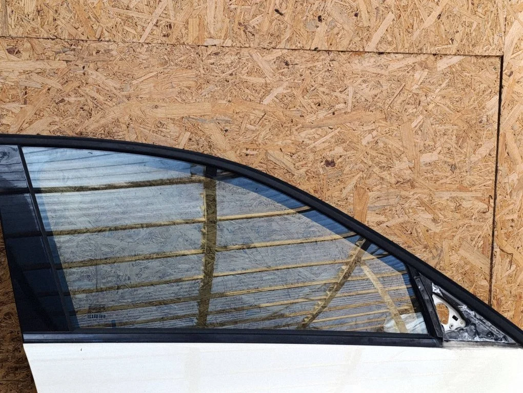 Front door window glass four-door – Mercedes-Benz E-Class W212 (2009-2016)