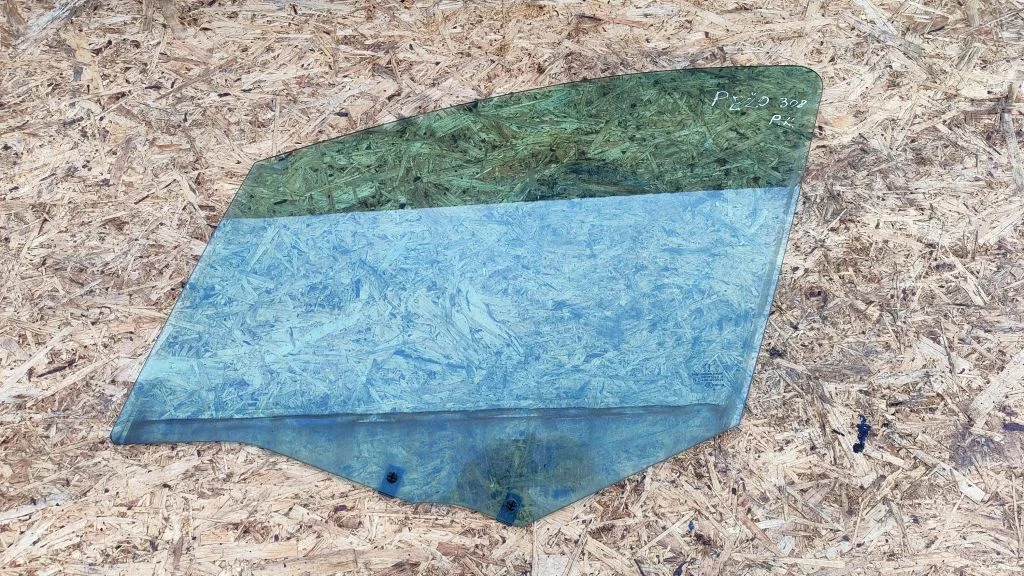 Front door window glass four-door 43R000929