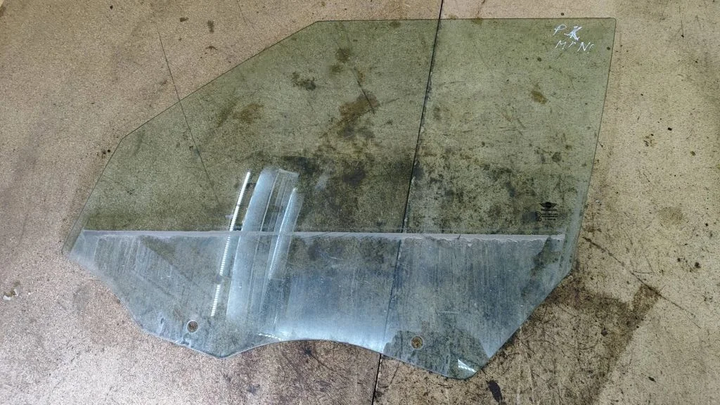 Front door window glass four-door – Mini Cooper Countryman R60 (2011-2016)