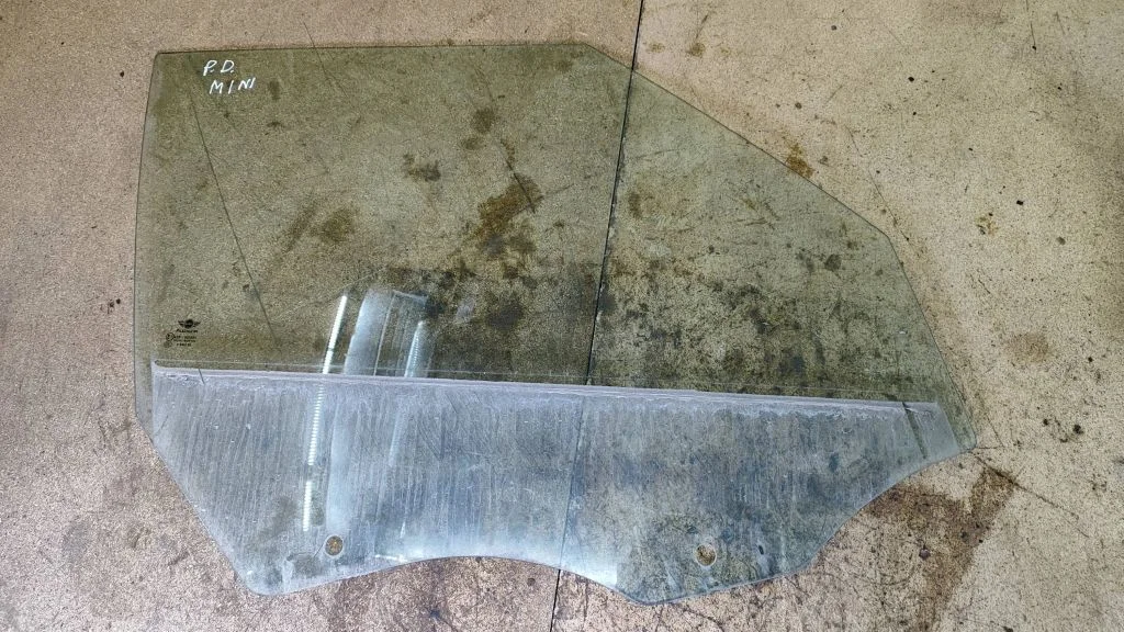 Front door window glass four-door – Mini Cooper Countryman R60 (2011-2016)