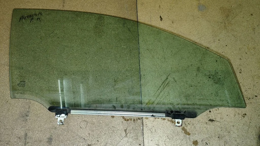 Front door window glass four-door E643R00050