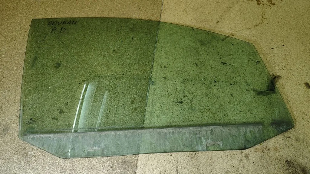 Esiukse põhiklaas (neljaukselise) E143R001582