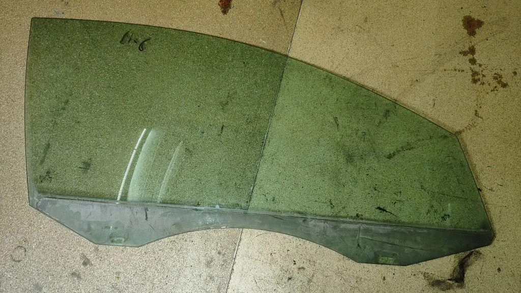 Esiukse põhiklaas (neljaukselise) E643R00082