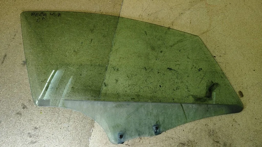 Esiukse põhiklaas (neljaukselise) E1143R000262