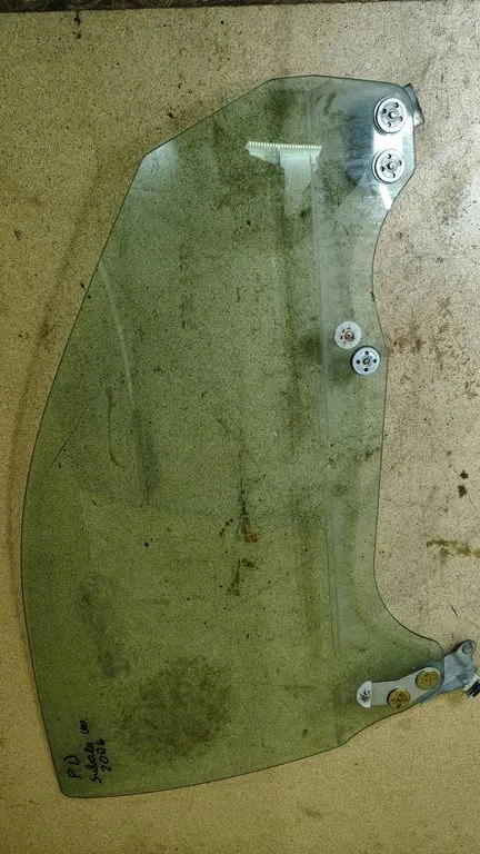 Front door window glass four-door E643R000022