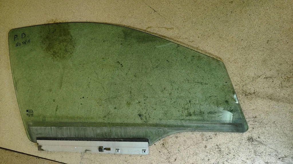 Front door window glass four-door E143R001582