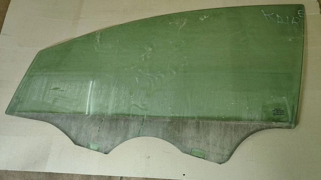 Front door window glass four-door 43R000479