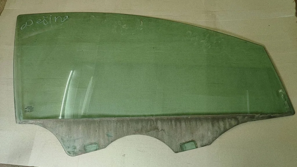 Front door window glass four-door E943R000479