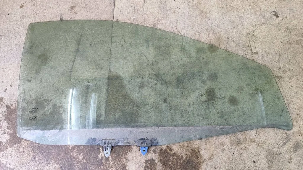Front door window glass four-door E943R000479