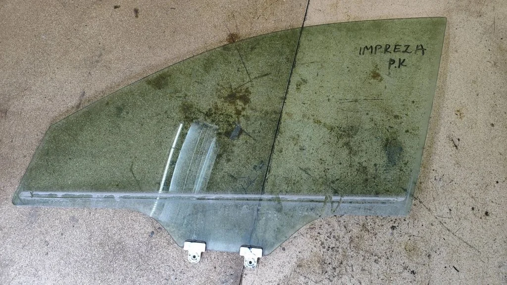 Front door window glass four-door E643R00019