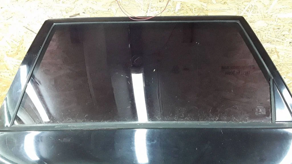 Front door window glass four-door – Toyota Avensis T250 (2003-2006)