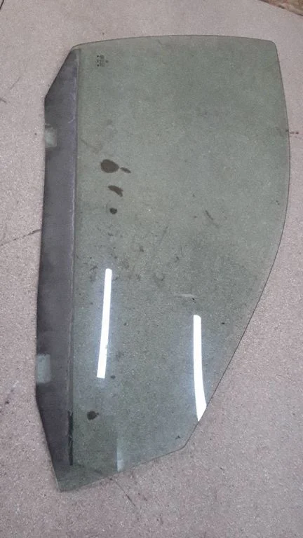 Front door window glass four-door E643R00049