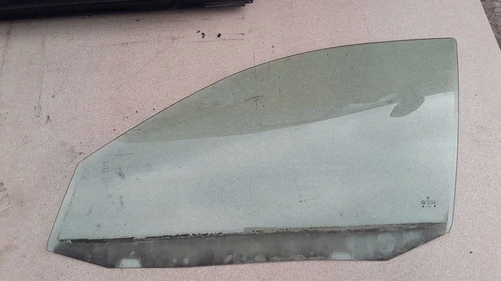 Front door window glass four-door E643R00049