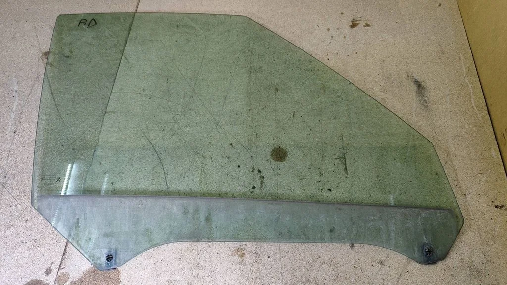 Front door window glass four-door E143R001100