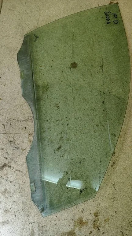 Front door window glass four-door E2043R00351