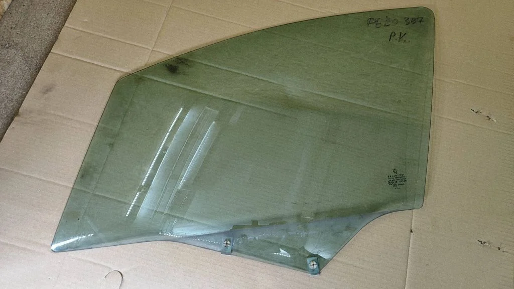 Front door window glass four-door E643R00048