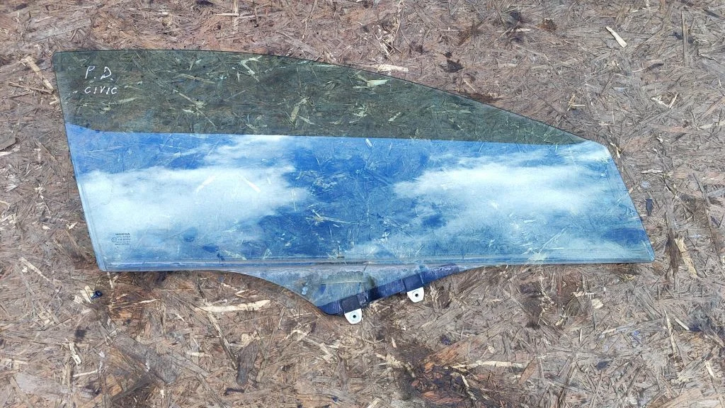 Front door window glass four-door 43R007951