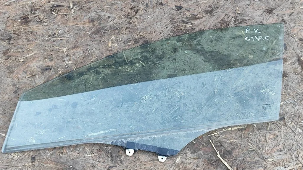 Front door window glass four-door 43R007951