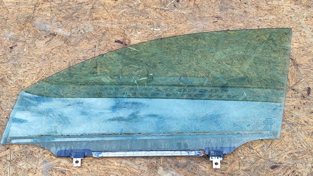 Front door window glass four-door – Toyota Avensis T250 (2006-2009)