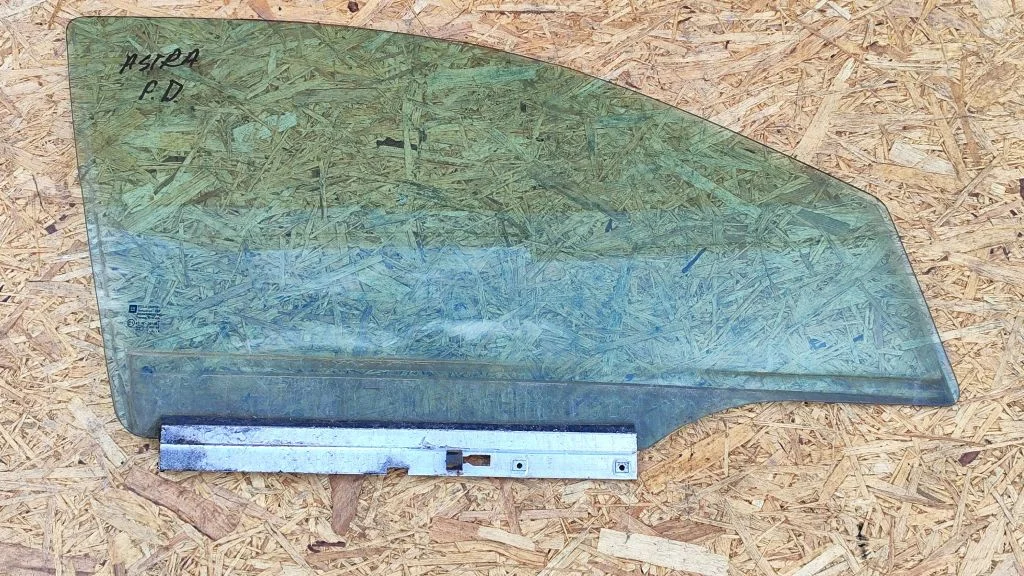 Front door window glass four-door E143R001582