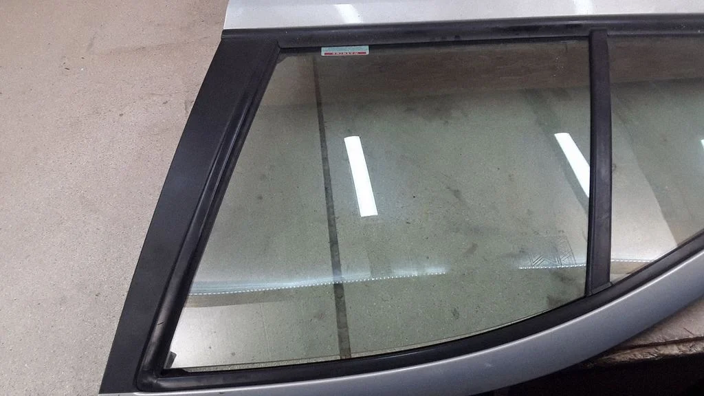 Front door window glass four-door E643R00049