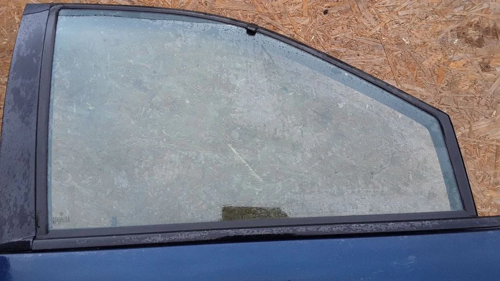 Front door window glass four-door E643R00049