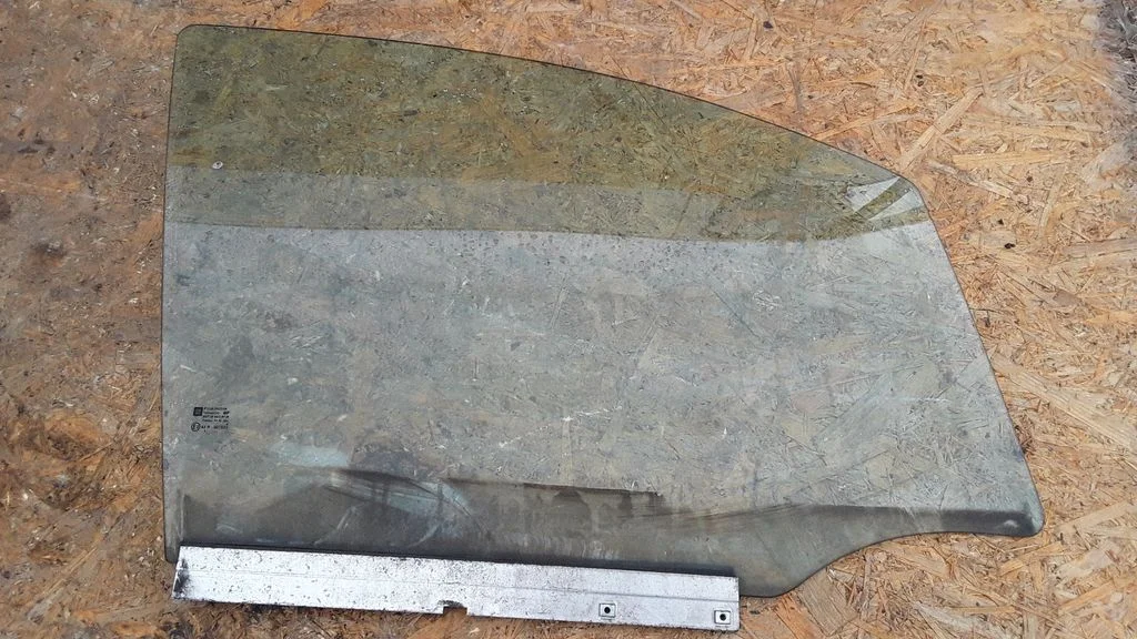 Galvenais priekšējo durvju stikls (četrdurvju) E243R007023
