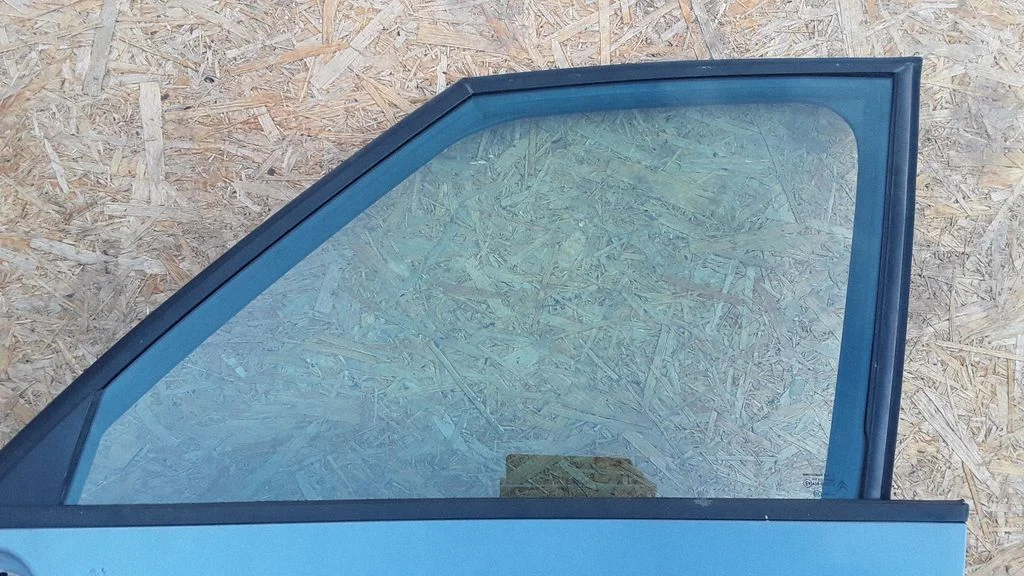 Front door window glass four-door E943R000016