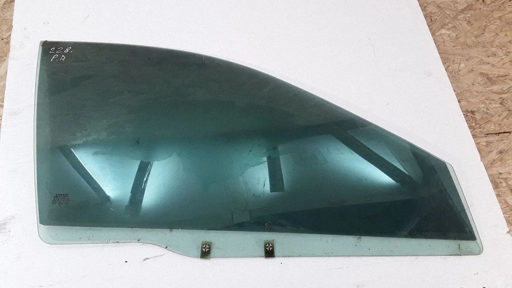 Front door window glass four-door E643R00022