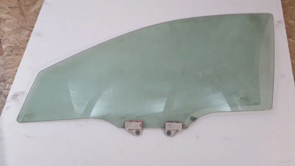 Front door window glass four-door E643R00035