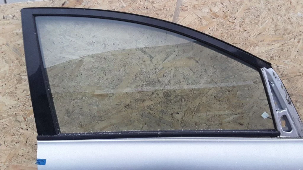 Front door window glass four-door – Toyota Avensis T250 (2003-2006)