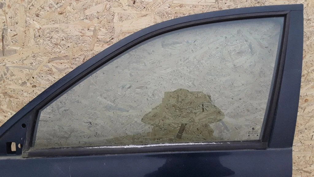 Front door window glass four-door E643R00049